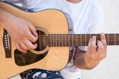 akustik gitar çalmak