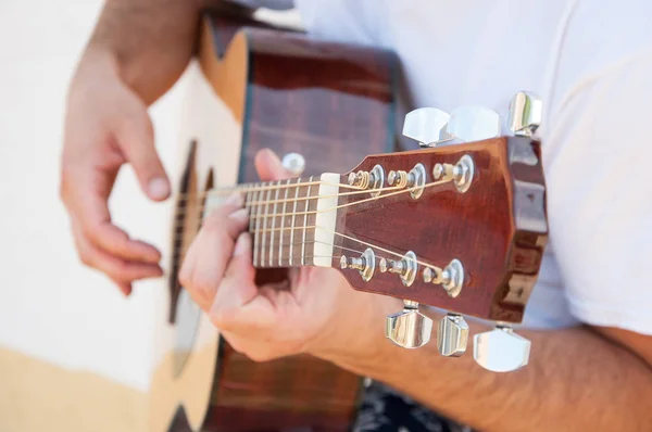 akustik gitar çalmak