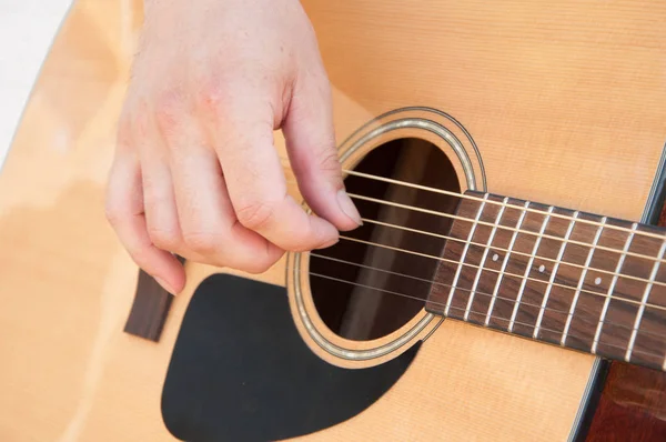 akustik gitar çalmak
