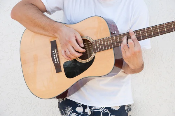 akustik gitar çalmak