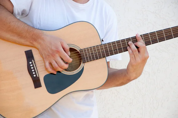 akustik gitar çalmak