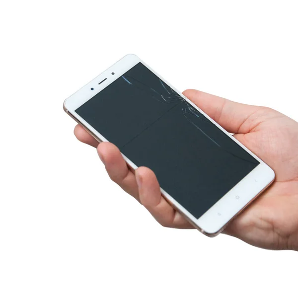Beyaz akıllı telefon. Kırık ekranı olan erkek eli izole.