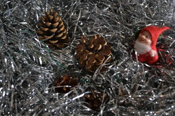 Çam kozalakları kırmızı gnome ile