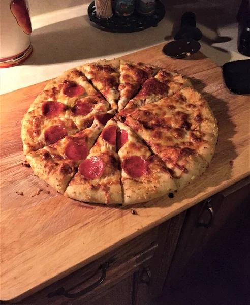 Een Halve Kaas Half Peperoni Zelfgemaakte Pizza Een Snijplank Stukken — Stockfoto