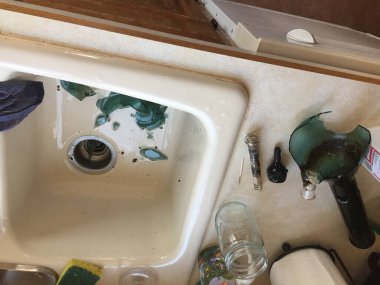 Kırık cam, beyaz bir lavabodaki kırık bir nargileden.