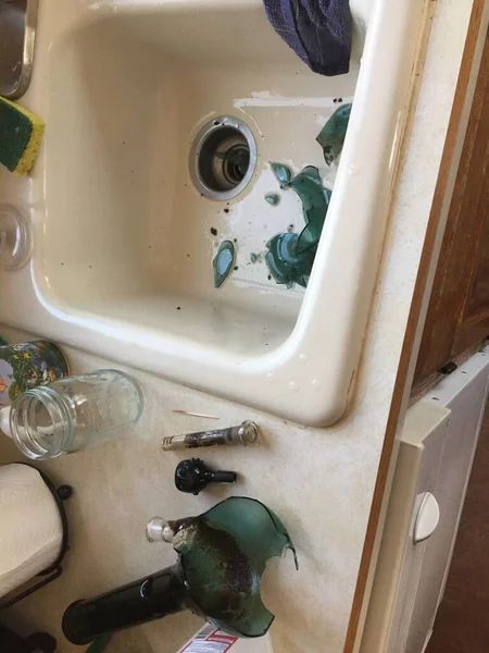 Broken Stained Glass Shattered Bong White Sink — Stock Photo, Image