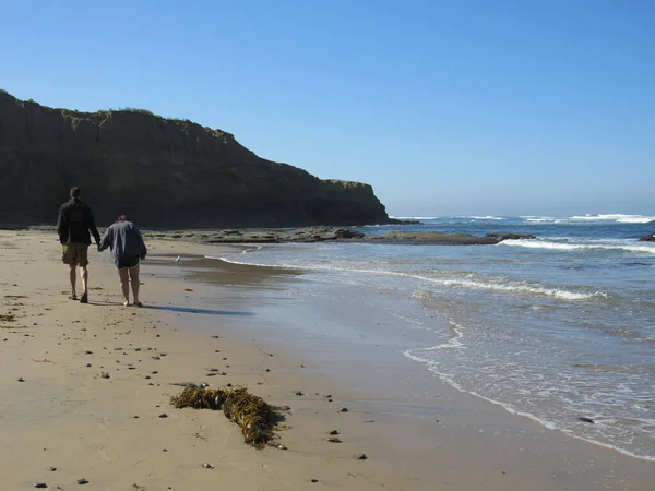 Una Pareja Irreconocible Caminando Por Playa Sunset Cliffs San Diego —  Fotos de Stock