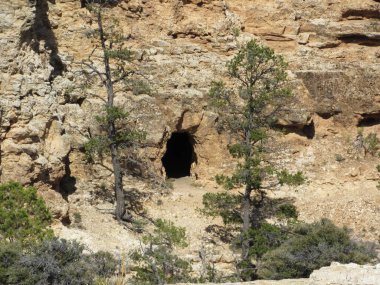 Büyük Kanyon 'un kayalıklarında bir mağara açılıyor. Güney Rim' den görüldü. 