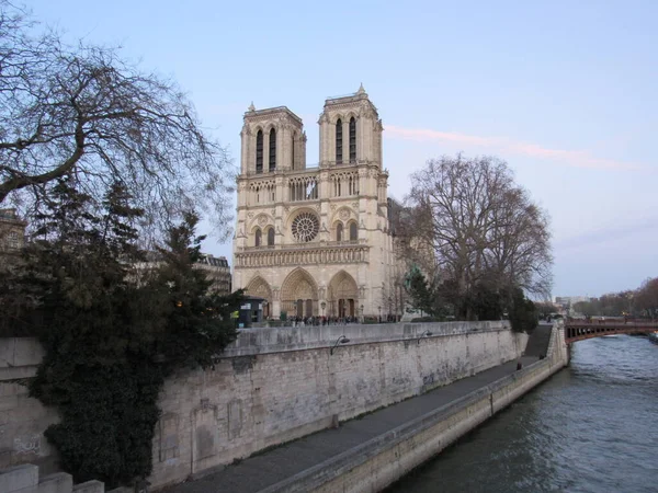 Vista Catedral Notre Dame París Francia Atardecer Con Muchos Turistas —  Fotos de Stock