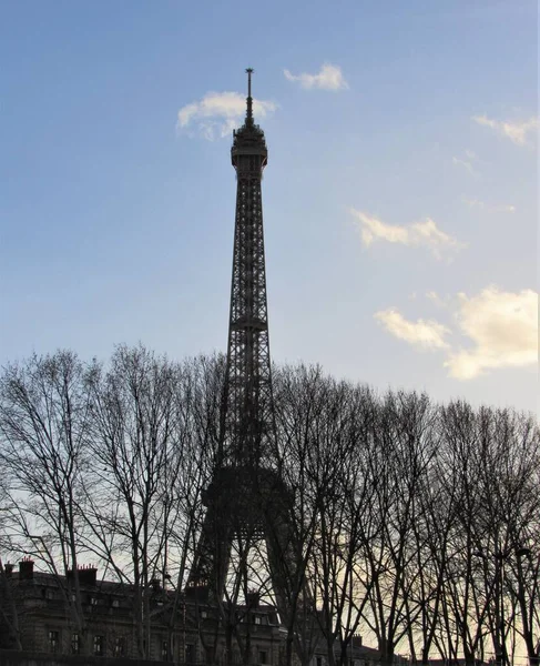 Kilátás Eiffel Torony Tetejére Fák Mögötti Távolban Naplementekor — Stock Fotó