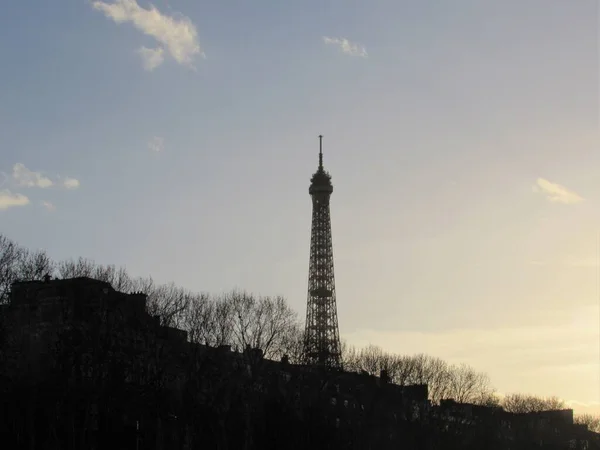 Kilátás Eiffel Torony Tetejére Fák Mögötti Távolban Naplementekor — Stock Fotó