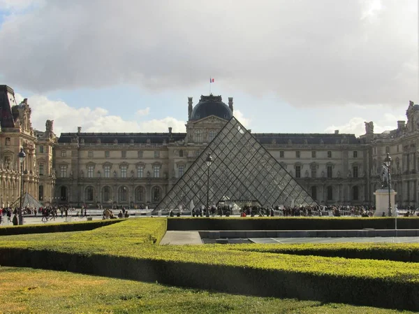 Güneşli Bir Günde Paris Fransa Daki Louvre Sarayı Piramit Girişinin — Stok fotoğraf