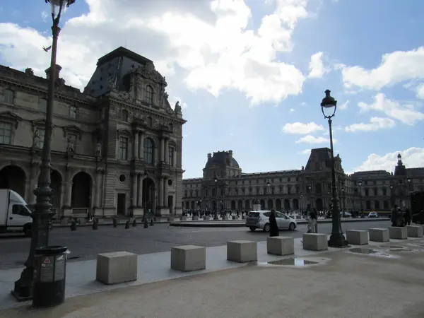 パリのルーブル宮殿の眺め青い空の晴れた日にフランス — ストック写真