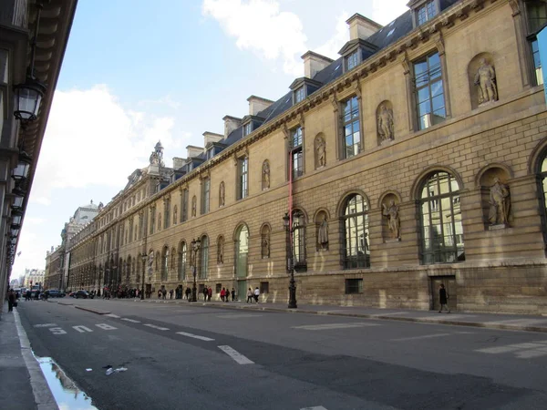 Άποψη Του Παλατιού Του Λούβρου Στο Παρίσι Γαλλία Μια Ηλιόλουστη — Φωτογραφία Αρχείου