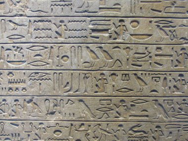 Taşa oyulmuş Mısır hiyerogliflerini kapat 