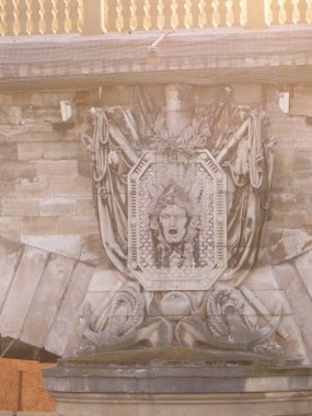 Fransa 'nın Paris kentindeki Seine nehri boyunca uzanan Pont Alexandre III köprüsü.