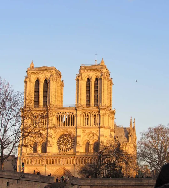 位于法国巴黎的巴黎圣母院 — 图库照片