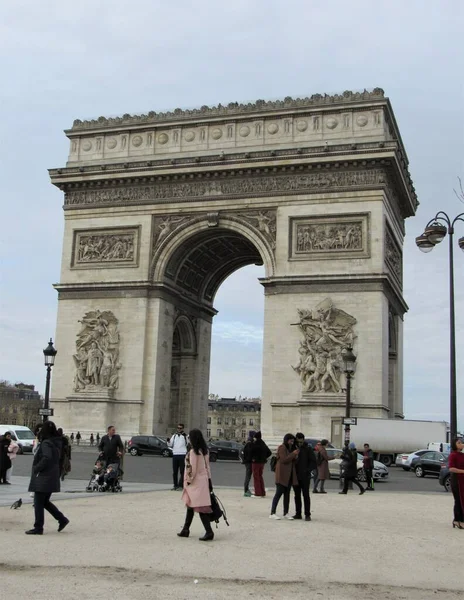 View Arc Triomphe Paris France Cloudy Day Tourists Locals Walking — Stock Photo, Image