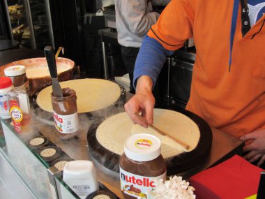 Fransa, Paris 'teki Trocadro' da satmak için Nutella krepleri yapan bir sokak satıcısı.