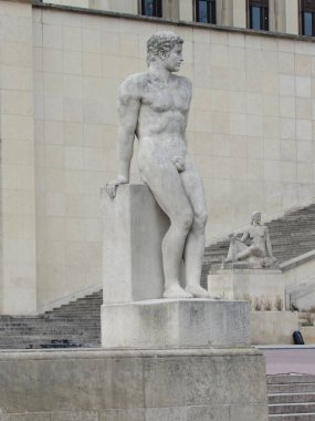 Fransa, Paris 'teki Palais de Chaillot' un dış tarafında beyaz taş heykel görüldü.