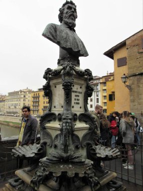 Birçok turist ve İtalya 'nın Floransa kentinde Benvenuto Cellini anıtı bulunan Ponte Vecchio' nun manzarası