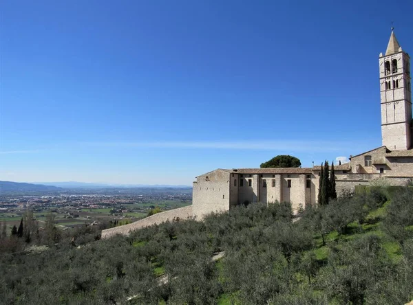 Pohled Město Assisi Itálie Bazilikou Kláry Slunečného Dne — Stock fotografie
