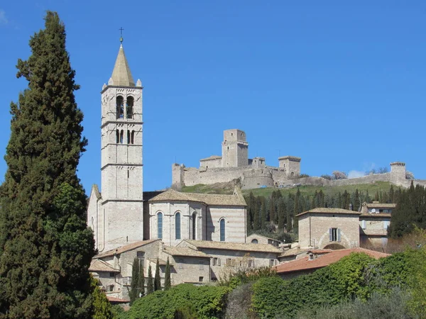 Pohled Město Assisi Itálie Bazilikou Kláry Slunečného Dne — Stock fotografie