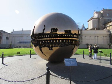 Vatikan 'da, güneşli bir günde pek çok turistle birlikte 