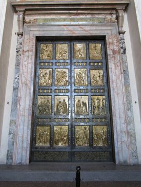 Vatikan 'daki Aziz Peter Bazilikası' nın Kutsal Kapısı manzarası