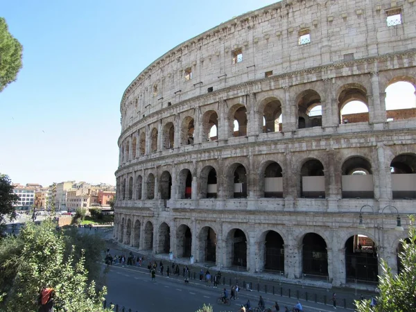Exterior View Colosseum Also Known Flavian Amphitheater Unrecognizable Tourists Locals — Stock Photo, Image
