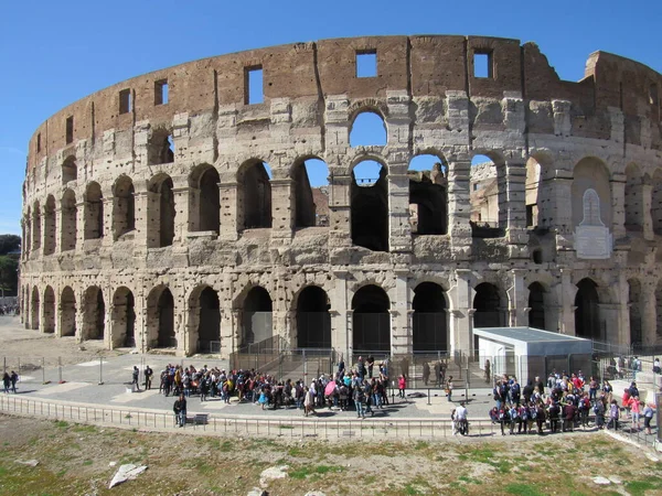 Exterior View Colosseum Also Known Flavian Amphitheater Unrecognizbale Tourists Waiting — Stock Photo, Image