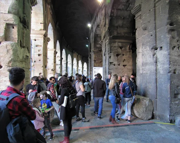 Touristen Betreten Das Kolosseum Das Flavische Amphitheater Und Warten Rom — Stockfoto