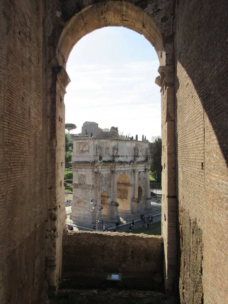 Arco Constantino Visto Através Uma Janela Coliseu Roma Itália — Fotografia de Stock