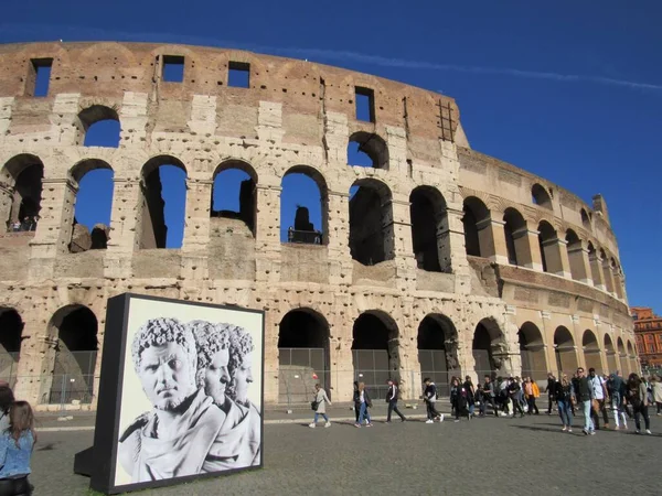 Tourists Walking Exterior Colosseum Flavian Amphitheater Rome Italy Sunny Day — Stock Photo, Image