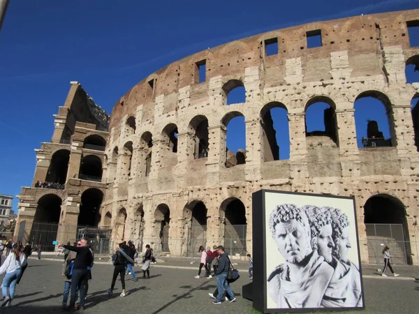 Туристы Гуляющие Вокруг Колизея Флавианского Амфитеатра Риме Италия Солнечный День — стоковое фото