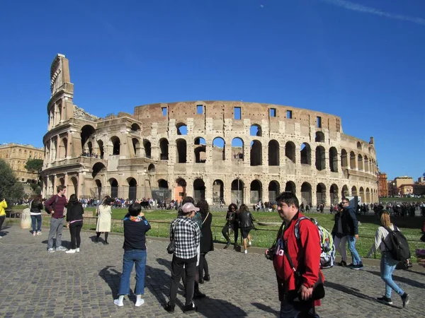 Tourists Walking Exterior Colosseum Flavian Amphitheater Rome Italy Sunny Day — Stock Photo, Image