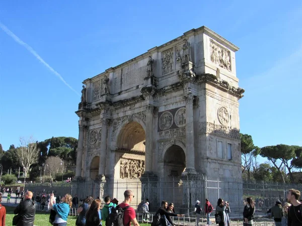 Arch Constantine Many Tourists Locals Walking Located Colosseum Rome Italy — Stock Photo, Image