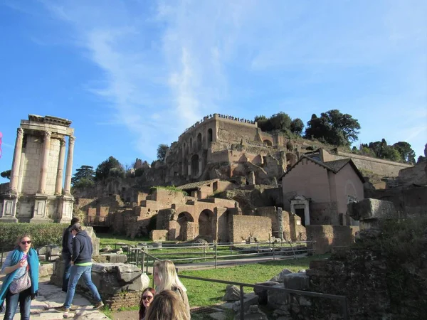ローマ イタリアのローマフォーラムの遺跡を見下ろす上の観光客とドムス ティベリアナ 王宮の眺め — ストック写真