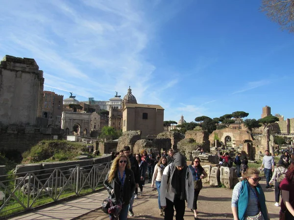 Roma Forumu Nda Yürüyen Turistler Güneşli Bir Günde Mavi Gökyüzü — Stok fotoğraf