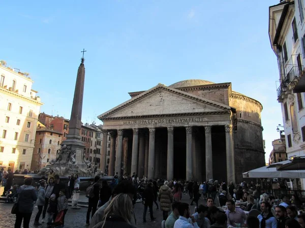 Utsikt Över Pantheon Rom Italien Med Många Turister — Stockfoto