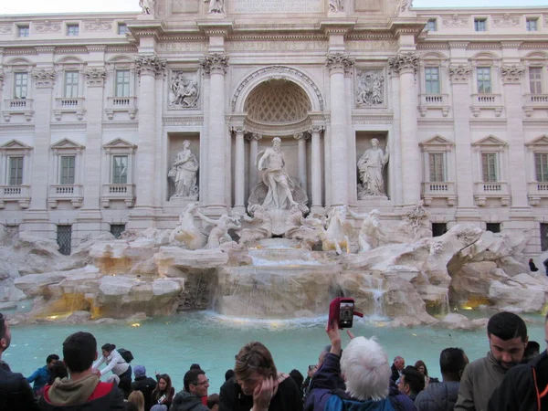 Famosa Fontana Trevi Situada Roma Italia Con Muchos Turistas Tomando — Foto de Stock