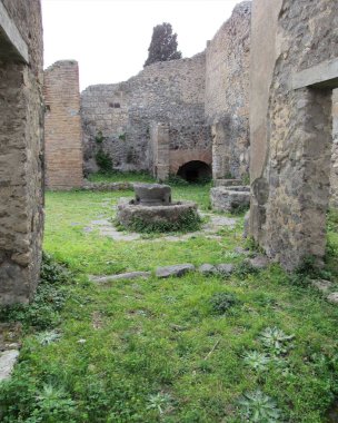 İtalya 'daki Pompeii harabelerinde eski bir mutfak ve fırın manzarası