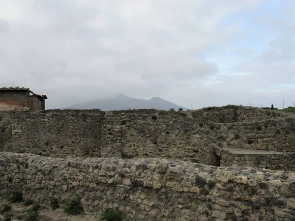 Vista Del Monte Vesubio Las Nubes Sobre Las Ruinas Pompeya — Foto de Stock