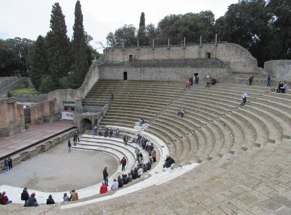 Grande Teatro Pompeia Itália Com Turistas Andando Sentados — Fotografia de Stock