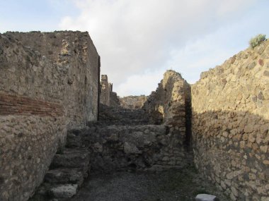 Pompei, İtalya 'nın enkaz ve harabelerinin manzarası bulutlu ama güneşli bir günde