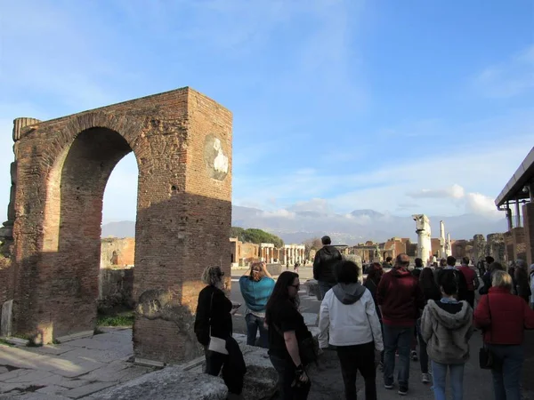 Fórum Pompejích Itálii Klenutým Průchodem Trosek Chrámu Jupiter Turisty Modré — Stock fotografie