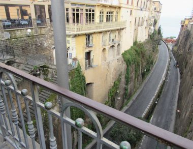 Sorrento, İtalya 'dan manzaralı merdivenler bir yola ve okyanusa açılıyor. 