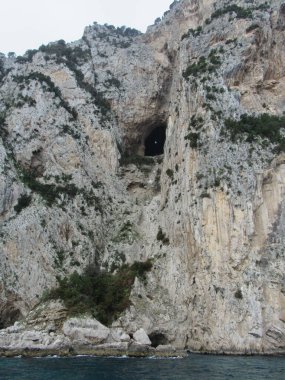 Mağaranın ve İtalya 'nın Capri şehrinde idam yeri olduğuna inanılan İmparator Tiberius' un Villa Jovis yakınlarındaki uçurumun manzarası.