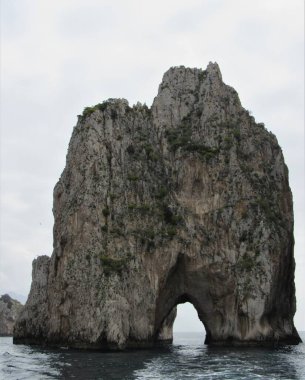 Faraglioni manzarası, İtalya 'nın Capri kıyısında ünlü kaya oluşumları.