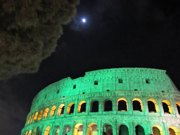 Het Romeinse Colosseum Lichtte Nachts Groen Voor Saint Patricks Day — Stockfoto